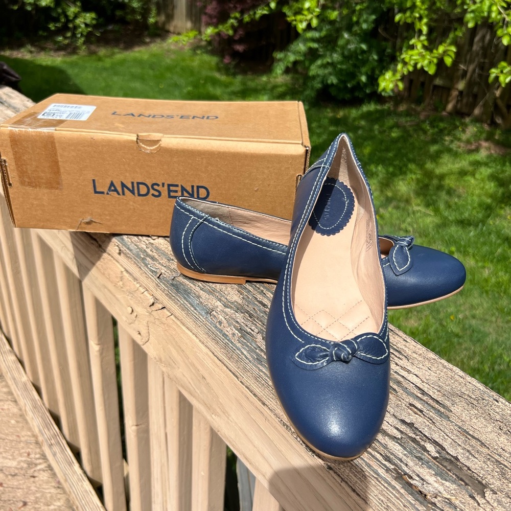 NWB Lands End Pretty Navy Bow Front Leather Flats 11W